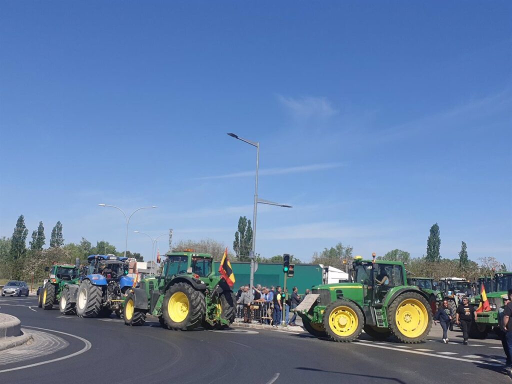 SOS del campo de Guadalajara, que protesta con una gran tractorada y avisa: "En breve vamos a comer piedras"