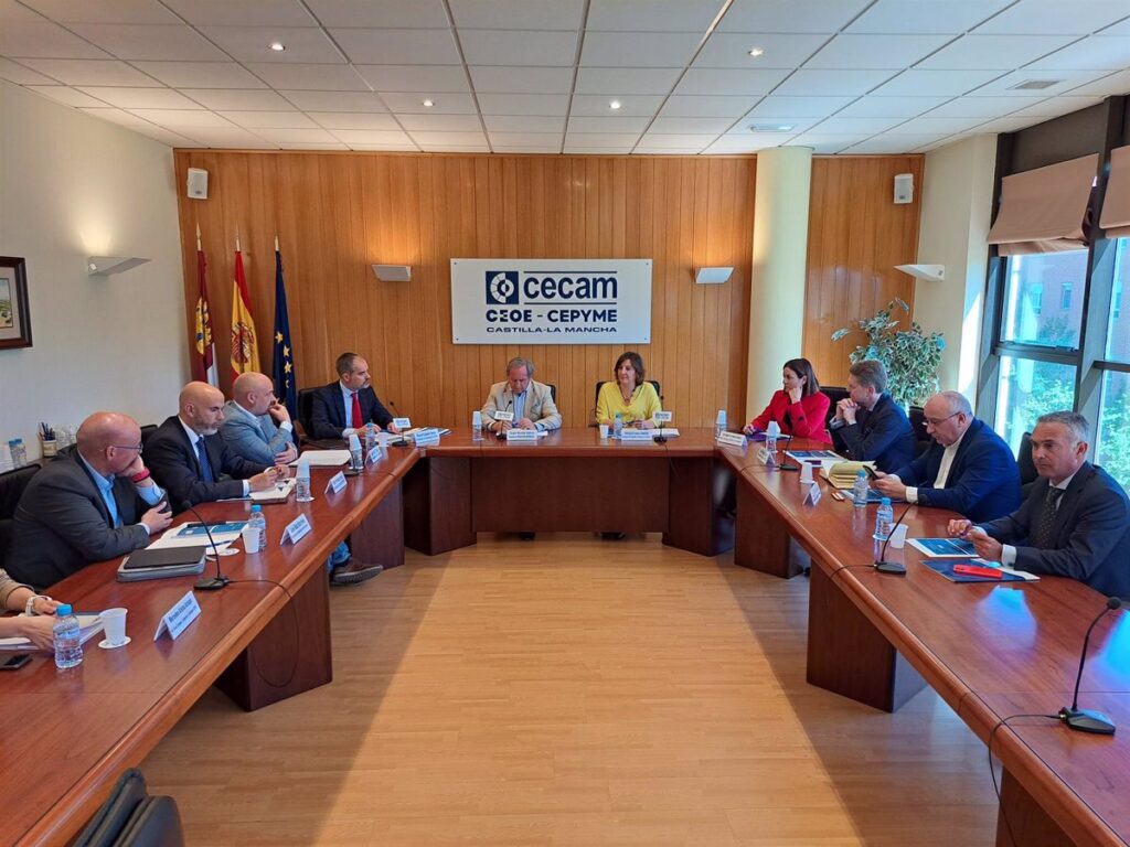 La Comisión del Comercio de Cecam nace para poner en valor este sector, que "debe entrar en la agenda política del país"
