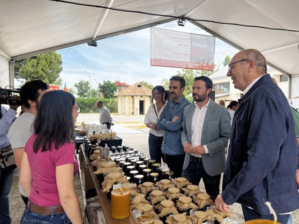Escudero apoya en la X Feria de la Miel de Azuqueca al sector apícola, "un referente internacional que genera riqueza"