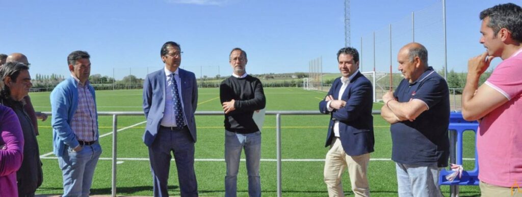 Poblete reclama a la Diputación de Ciudad Real mejorar la travesía N-420 y gradas para su campo de fútbol
