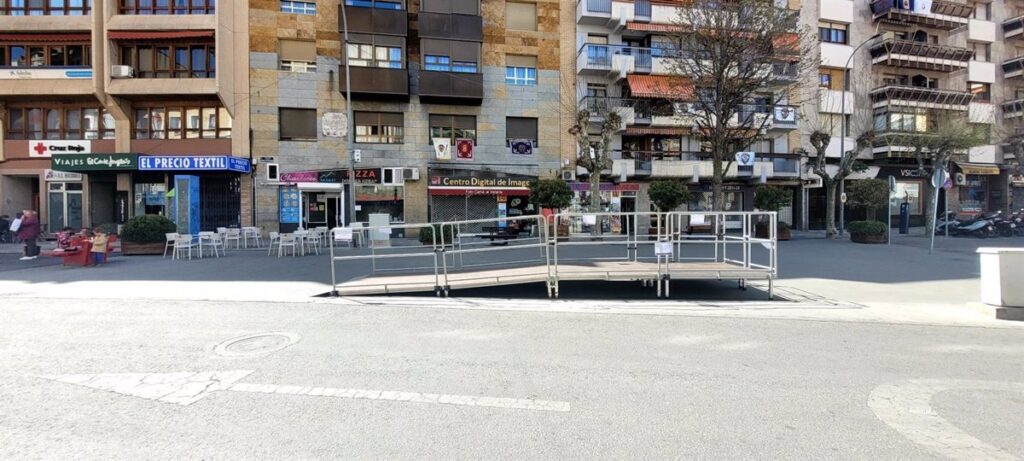 Una plataforma en la Plaza de la Constitución de Cuenca permitirá a personas en silla de ruedas ver procesiones