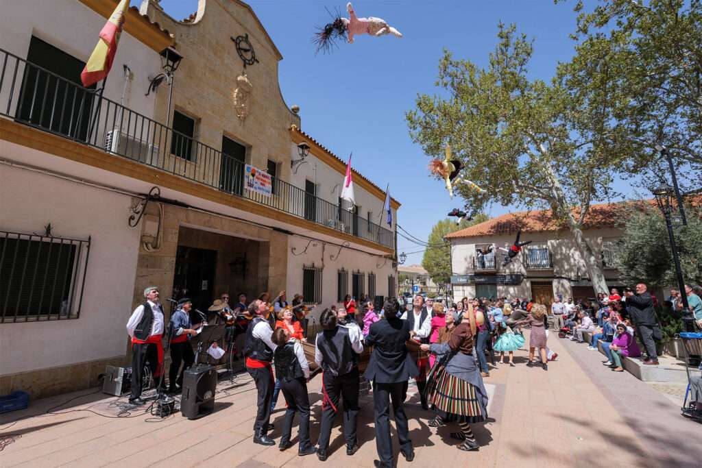 El Domingo de Resurrección, Argamasilla de Alba revivió la tradición del Manteo del Pelele 3