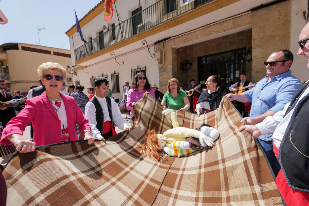 El Domingo de Resurrección, Argamasilla de Alba revivió la tradición del Manteo del Pelele 4