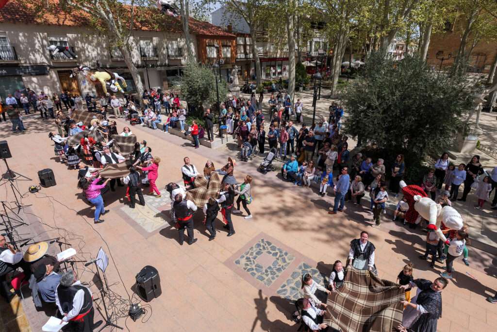 El Domingo de Resurrección, Argamasilla de Alba revivió la tradición del Manteo del Pelele 2