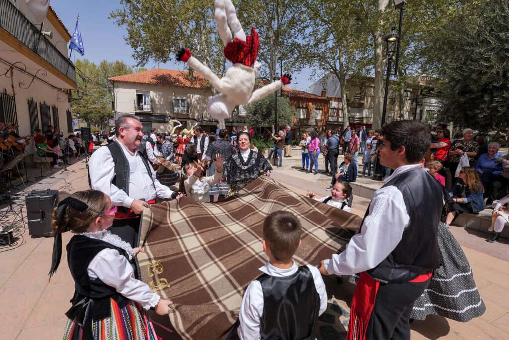 El Domingo de Resurrección, Argamasilla de Alba revivió la tradición del Manteo del Pelele 1