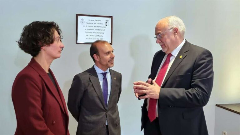 Una placa en el Parador de Manzanares recuerda el estrecho vínculo con el Estatuto de Autonomía en el 40 aniversario