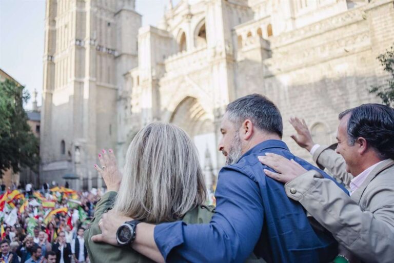 Abascal ataca a Feijóo por "mendigar" pactos con el PSOE: "Si no rectifica se convierte en un peligro para España"