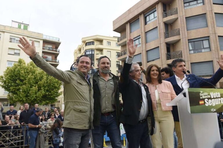 Abascal tacha de "tontada" el voto útil de Feijóo y avisa de que el PP es "inútil" para combatir el socialismo