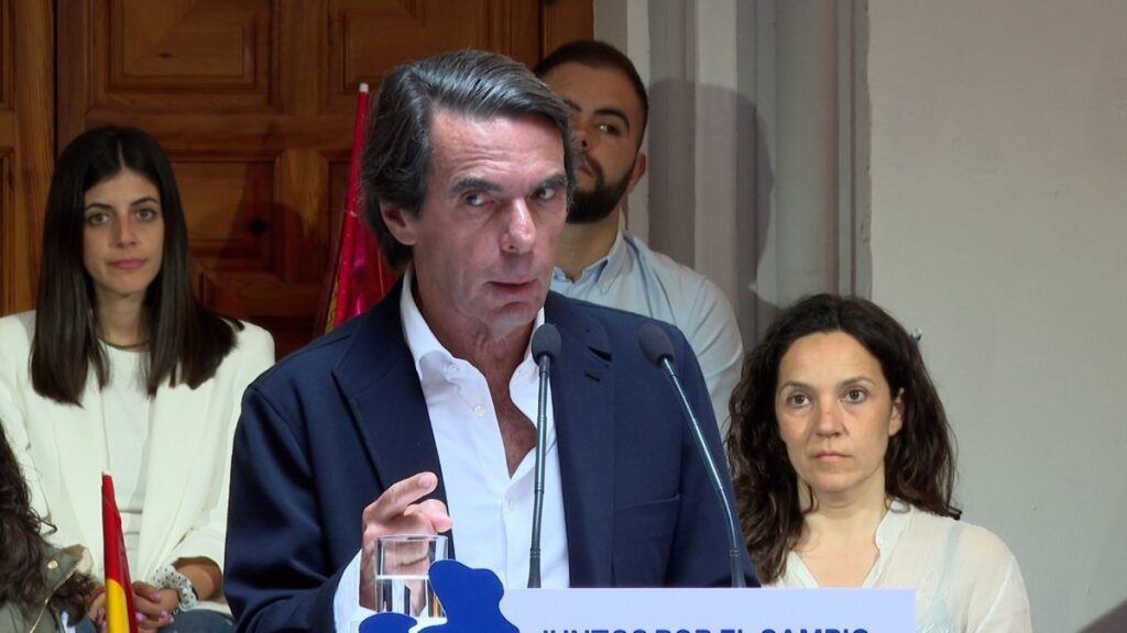 Aznar pide a los ciudadanos dar "cuanta más fuerza mejor" a PP para evitar una "mutación constitucional" en España
