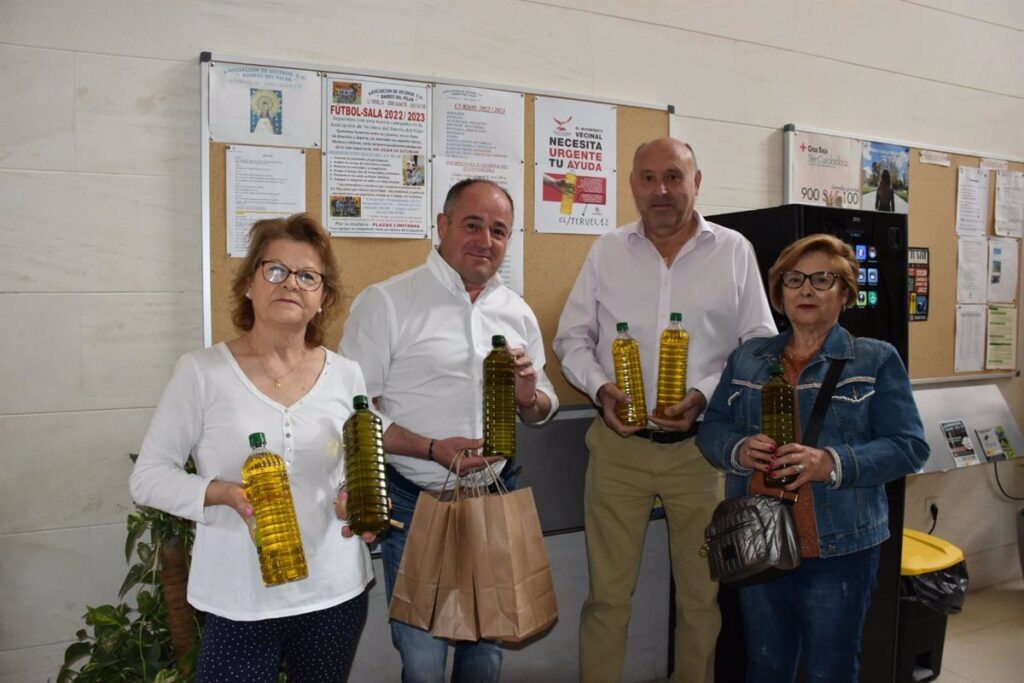 Vecinos de Albacete ponen en marcha una campaña de recogida de aceite para Cáritas tras el robo sufrido por esta ONG