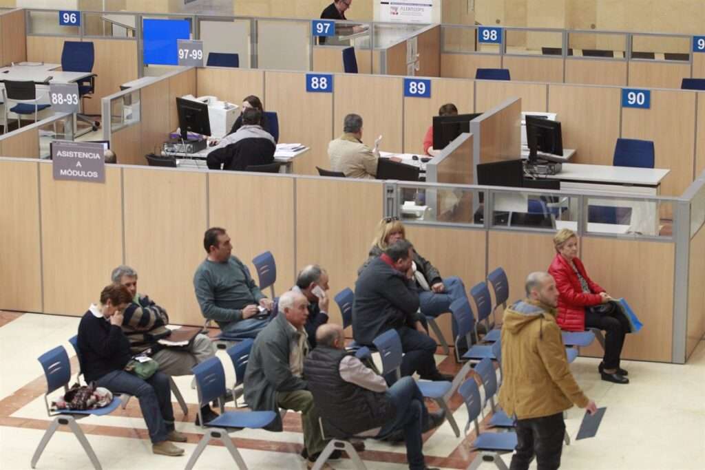 La Agencia Tributaria arranca este viernes el plan 'Le Llamamos' para la atención telefónica de la Renta