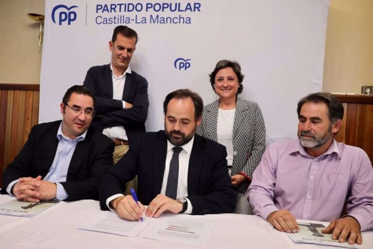 Núñez muestra su compromiso con el 'Pacto por la Caza' para "fortalecer" la actividad del sector en C-LM