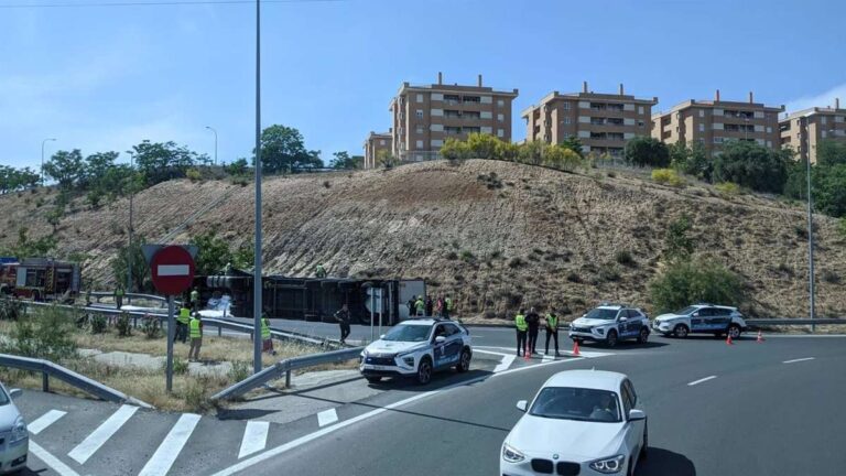 Sale ileso el conductor de un camión que ha volcado en Toledo
