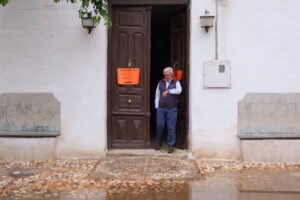 Todos los votantes de Illán de Vacas depositan su voto en el municipio más pequeño de España