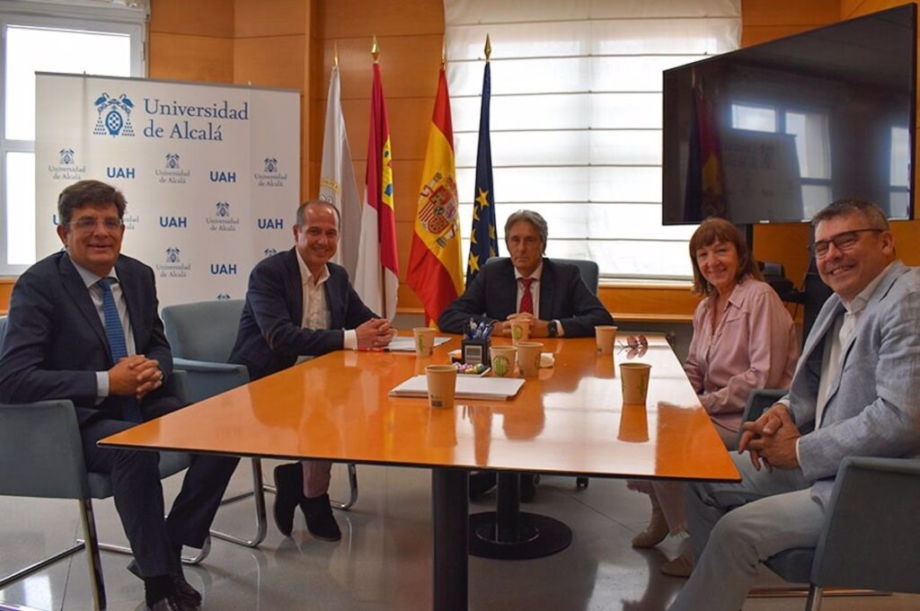 Rojo comparte con el rector de Universidad de Alcalá medidas de dinamismo para la Plaza de España, junto al campus