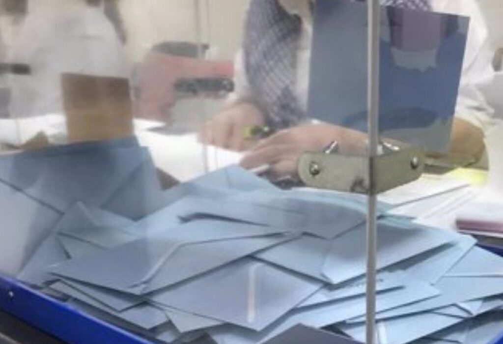 La UCLM colabora con RTVE en una prueba piloto de generación de informaciones con IA durante la jornada electoral