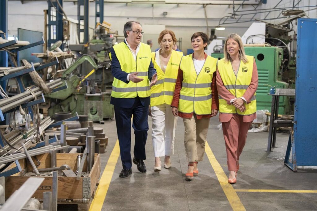 Isabel Rodríguez visita la empresa Pramar y la cooperativa Virgen de las Viñas en Tomelloso