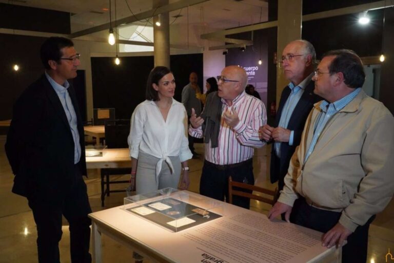 Caballero destaca "el carácter pedagógico" de la exposición 'El cuerpo ausente' que alberga Puertollano
