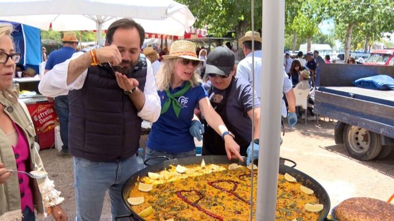 VÍDEO: La fuerza del cambio impulsa a Núñez en una primera semana de campaña entre paellas y un baño de masas con Aznar