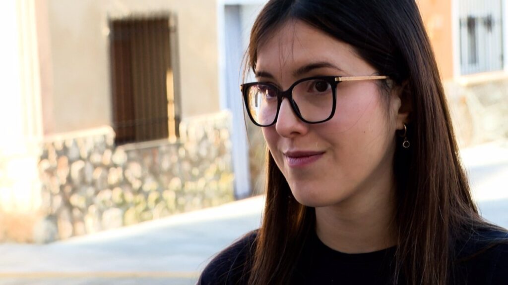 Lola López, la joven candidata del PSOE a la Alcaldía de Honrubia que podría tomar posesión vestida de novia