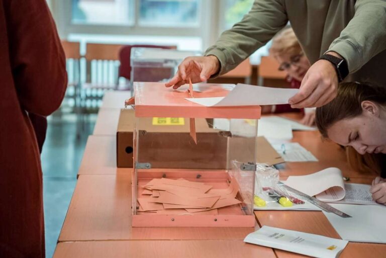 Publicada en el BOE la convocatoria de elecciones generales para el 23 de julio y la disolución de las Cortes
