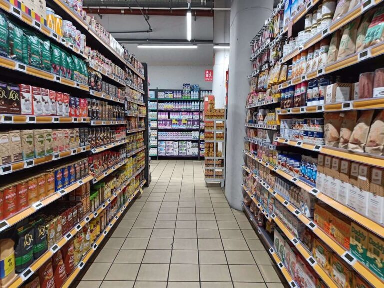 UGT lamenta que los precios de los alimentos sigan "muy elevados" afectando "de manera notable" a los trabajadores