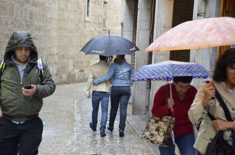 Los electores acudirán este domingo a las urnas con paraguas en una jornada de chubascos y tormentas generalizadas