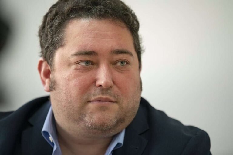 El candidato de Vox en Puertollano, médico de profesión, asiste a una anciana desvanecida en la liturgia del Santo Voto