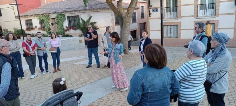 Zamora (PSOE) se compromete a mejorar la Plaza del Combro y la del Altillo y a cubrir pista deportiva de Valverde