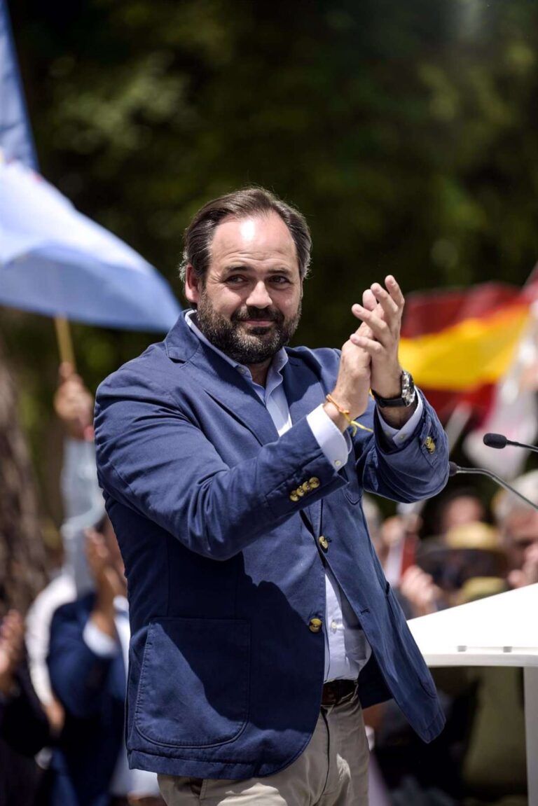 VÍDEO: Núñez arranca apadrinado por Feijóo y pide cambiar políticas "en círculos" de PSOE por un gobierno profesional