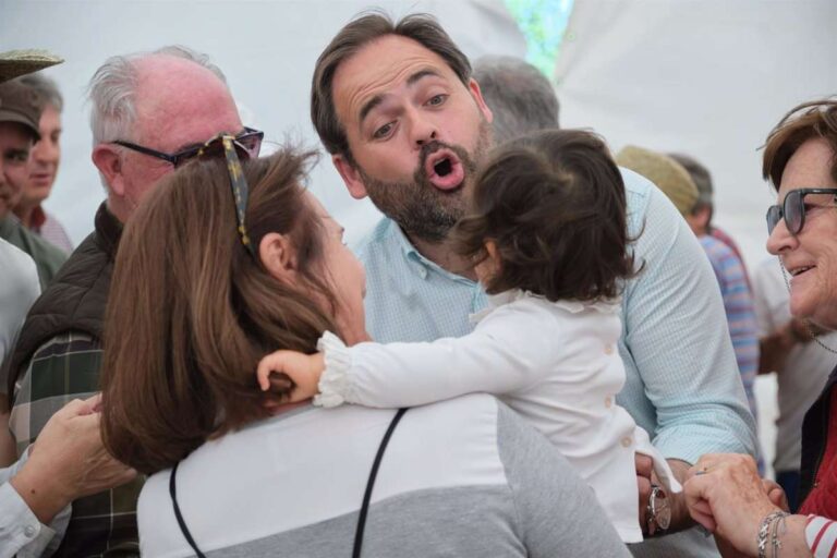 VÍDEO: Núñez se va de romería por San Isidro: de la caldereta con buen pringue al concurso de marcha atrás de tractores