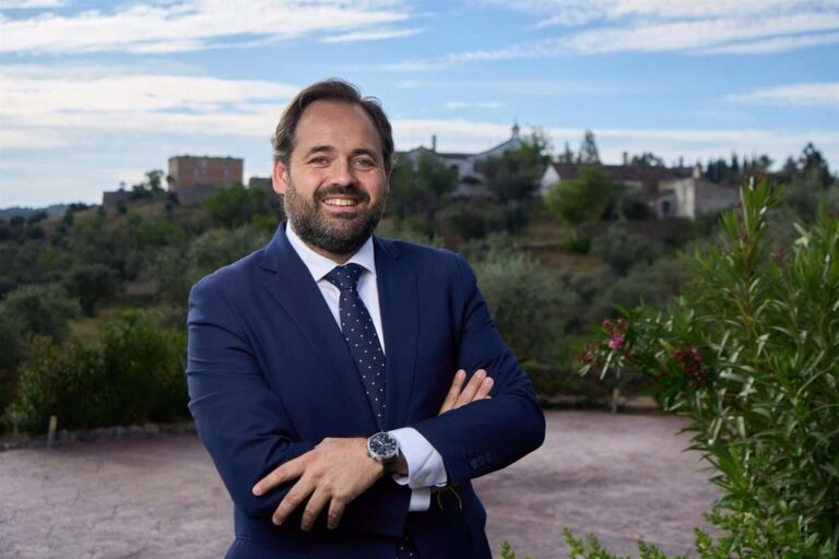 Núñez (PP) muestra su compromiso por trabajar "pueblo a pueblo" por una "oposición constructiva"
