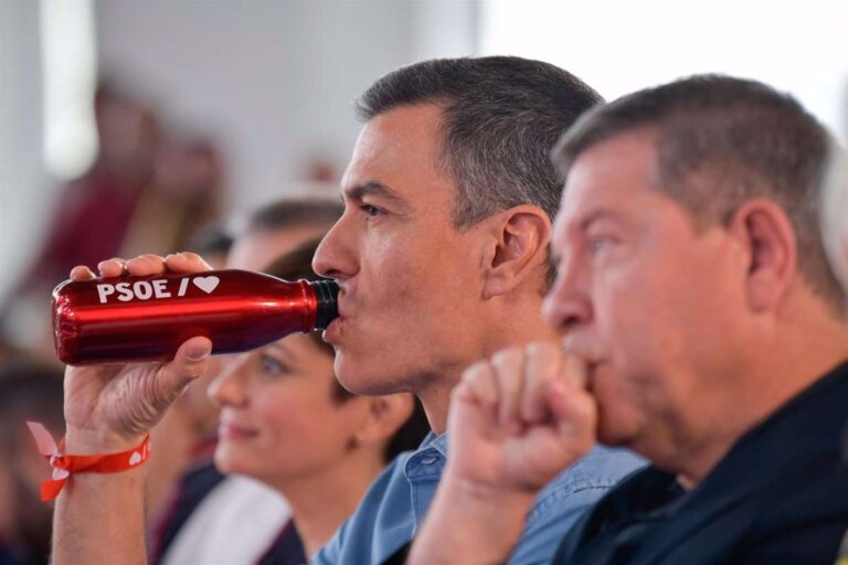 Tibio encuentro entre Page y Sánchez, con el primero llevando a su gemelo para compensar que Pedro "es alto"