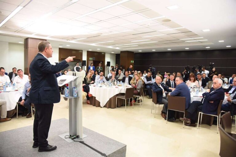 Page avanza una ley para "condicionar" proyectos de expansión energética con garantías de abastecimiento a C-LM