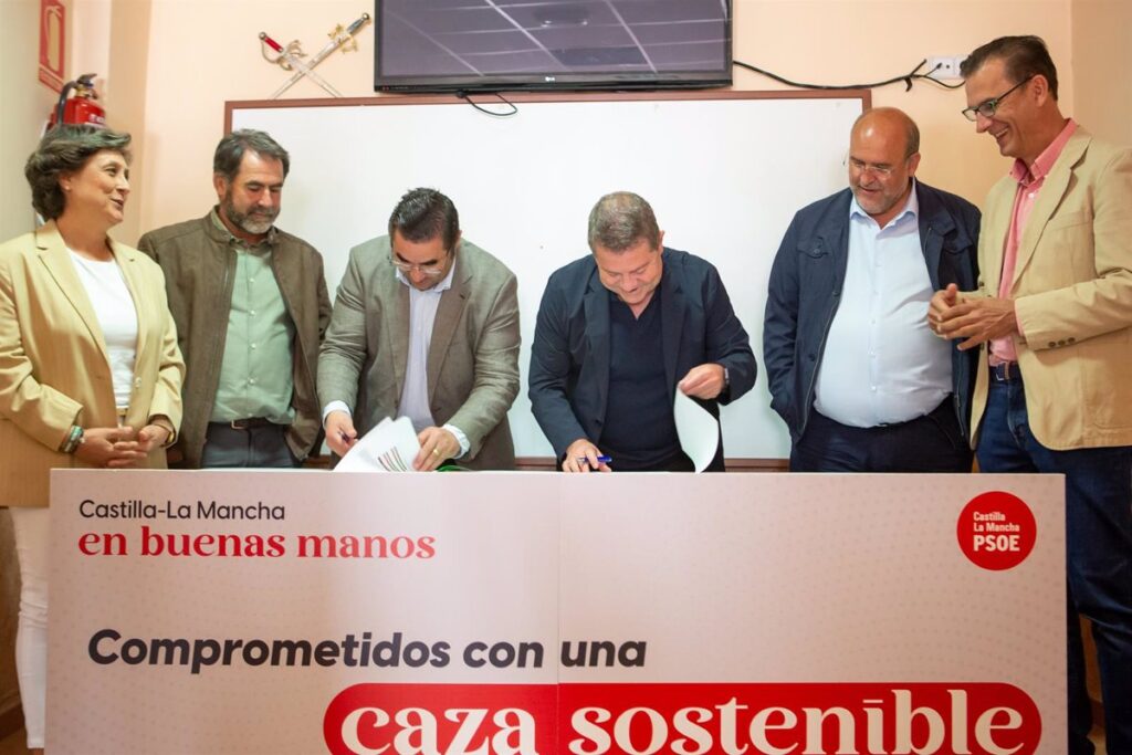Page firma un Pacto por la Caza en Castilla-La Mancha con el sector que apuesta por una caza que "sea sostenible"