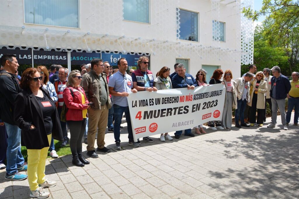 UGT y CCOO protestan en Albacete: "La seguridad no está garantizada en los centros de trabajo"