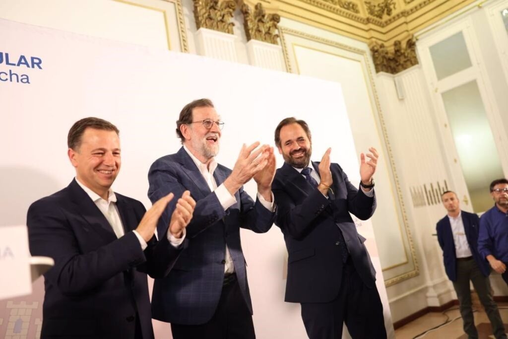 Rajoy pide el voto a los simpatizantes del PP porque las instituciones se decidirán "por un concejal o un diputado"
