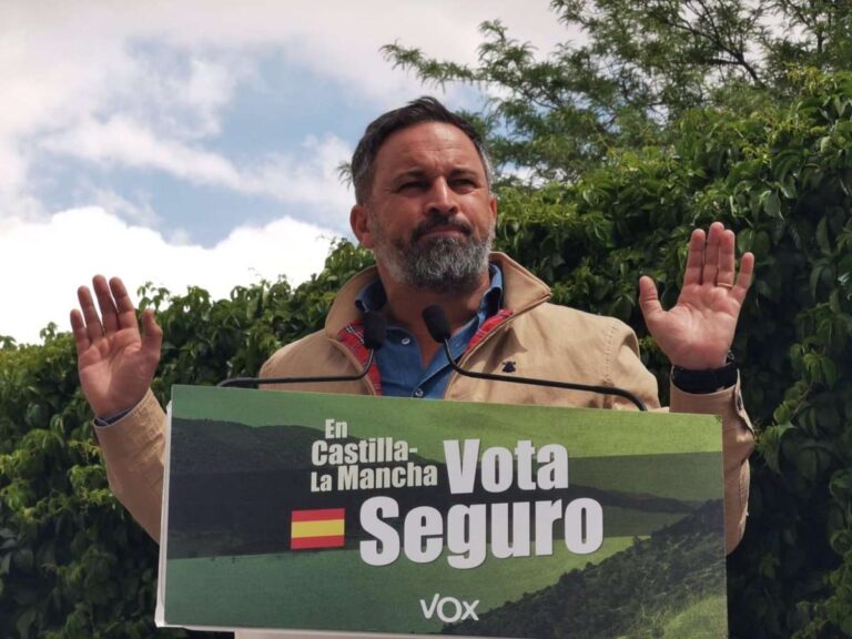 Una senadora colombiana en un acto junto a Abascal: "Los imbéciles también votan y nos ponen en riesgo a todos"