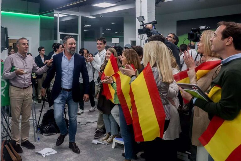 Vox se consolida como tercer partido, triplica concejales e irrumpe con fuerza en parlamentos, como el de C-LM