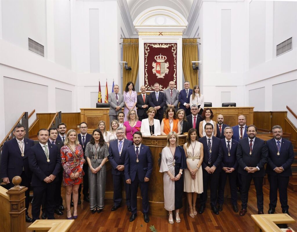 Arranca la XI legislatura en las Cortes de C-LM con 18 diputados jurando y 15 prometiendo y con Vox estrenando escaños