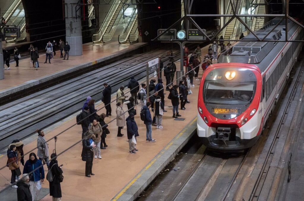 Una incidencia en un tren entre Atocha y Recoletos provoca fuertes demoras en líneas C2 y C8 de Cercanías