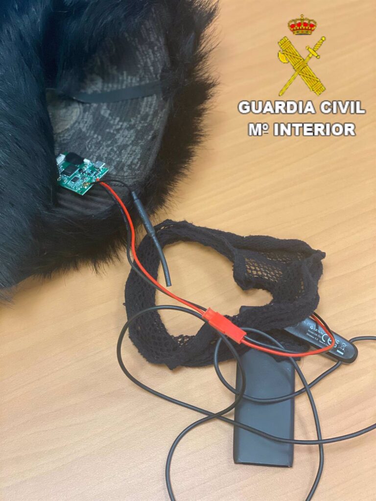 Denunciado en Cuenca por usar dispositivos ilegales bajo una peluca para copiar en el examen de conducir