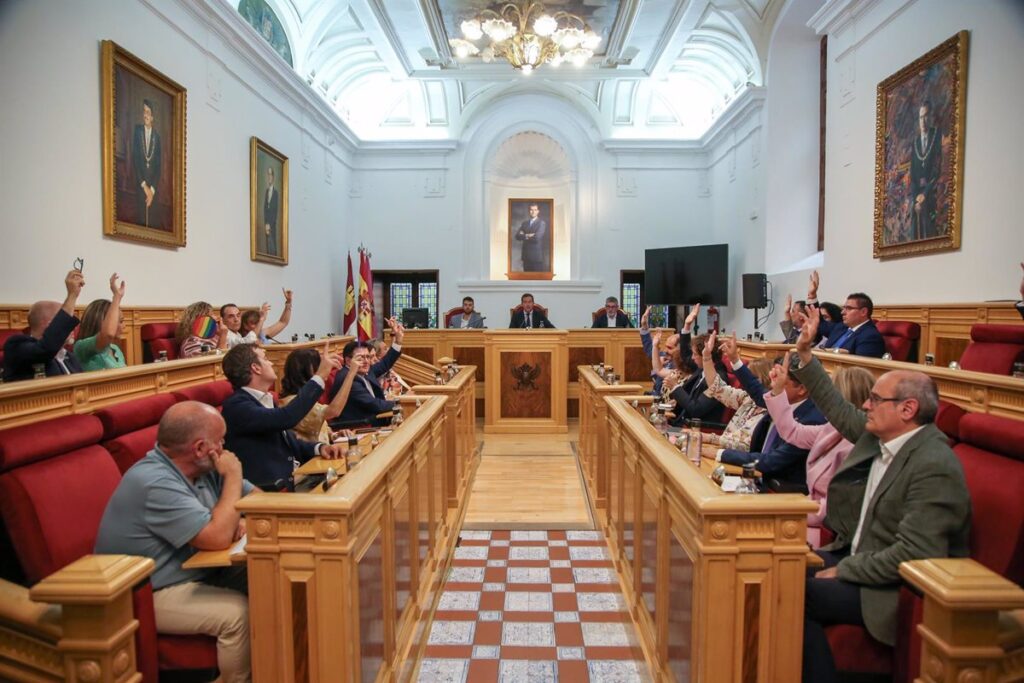 Ayuntamiento Toledo se constituye casi por unanimidad salvo el voto en contra de UP al reparto de personal técnico