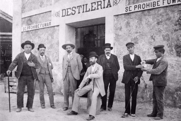 C-LM celebra con una muestra de fotos antiguas sobre colmados, comercios y bares y otros actos el Día de los Archivos