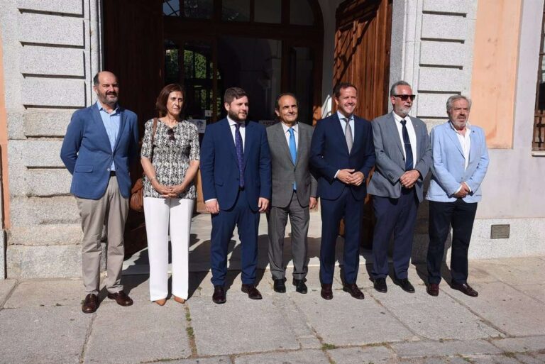El consejero de Fomento tiende la mano al alcalde de Toledo y éste le demanda "consensos y grandes inversiones"