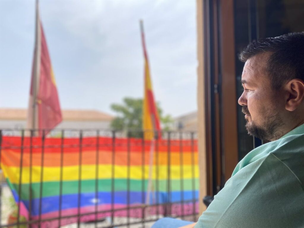 Amores presume de que en La Roda ondee la bandera LGTBI y llama a seguir reivindicando derechos, "que no son eternos"