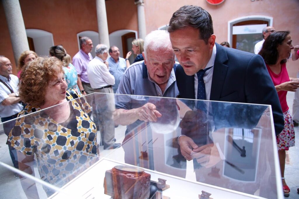Velázquez quiere impulsar un Museo de Damasquinado en Toledo y su declaración como Patrimonio Inmaterial de la Humanidad