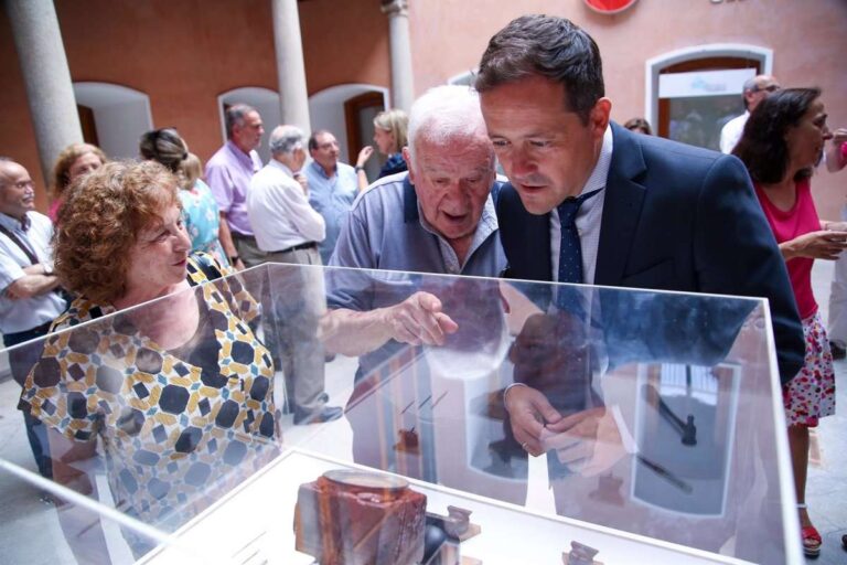 Velázquez quiere impulsar un Museo de Damasquinado en Toledo y su declaración como Patrimonio Inmaterial de la Humanidad