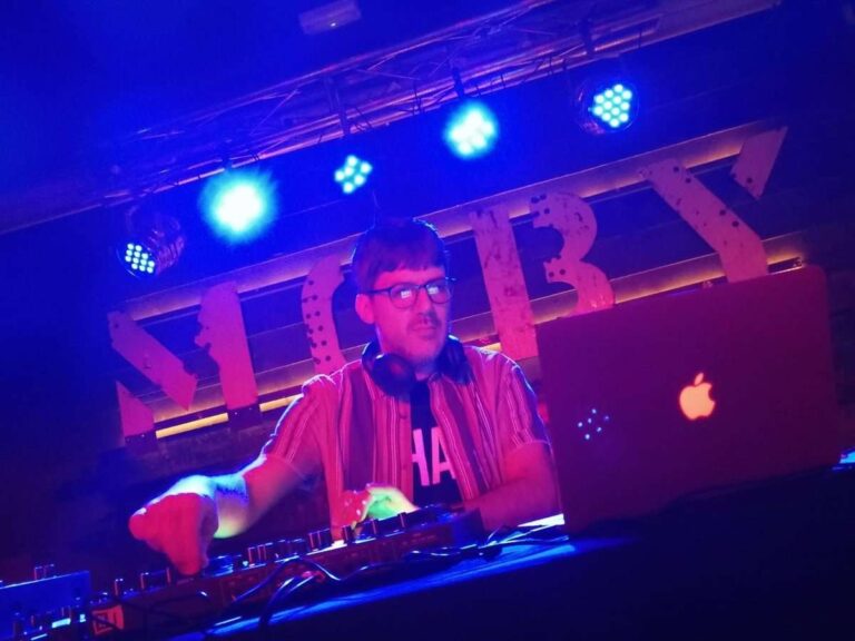 Rojonesta reivindica el papel del Dj: "Cualquier personaje se sube al escenario y es Spotify, pero eso no es pinchar"