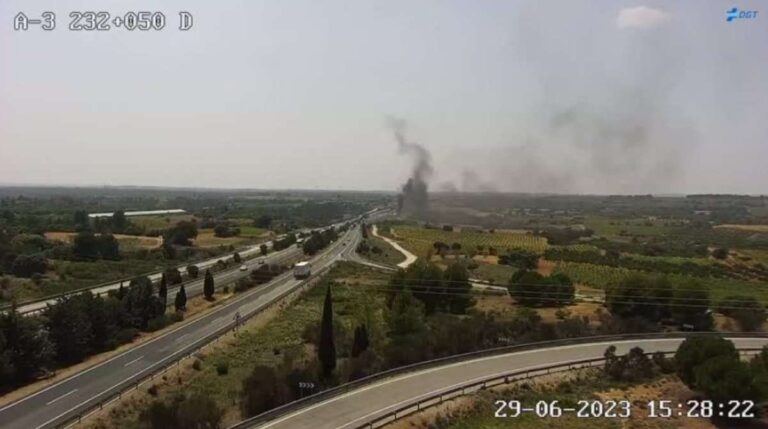 Arde un camión cisterna tras volcar en la A-3 a su paso por Graja de Iniesta (Cuenca)
